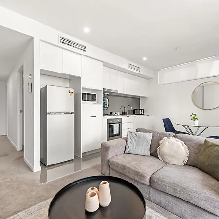 Stylish South Bank With King Bed, Pool And Balcony Apartment