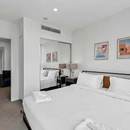 King Bed, Mountain Views & Southbank Location Apartment *