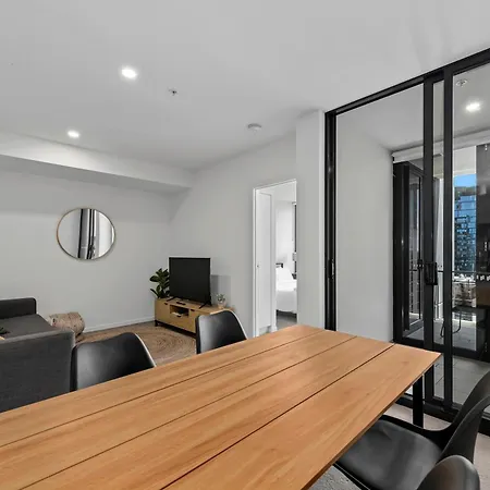 King Bed, Mountain Views & Southbank Location Apartment