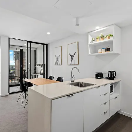 King Bed, Mountain Views & Southbank Location