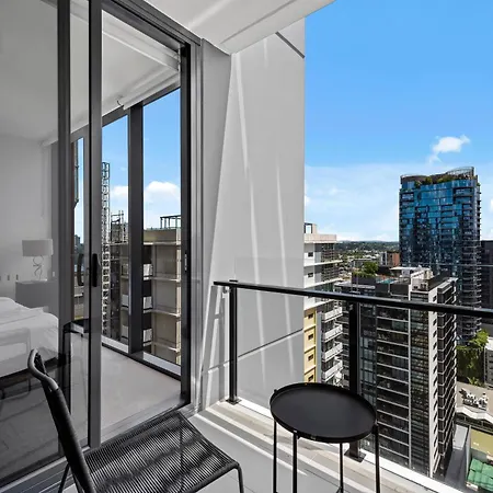 King Bed, Mountain Views & Southbank Location Apartment