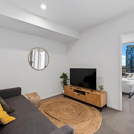 King Bed, Mountain Views & Southbank Location Apartment *