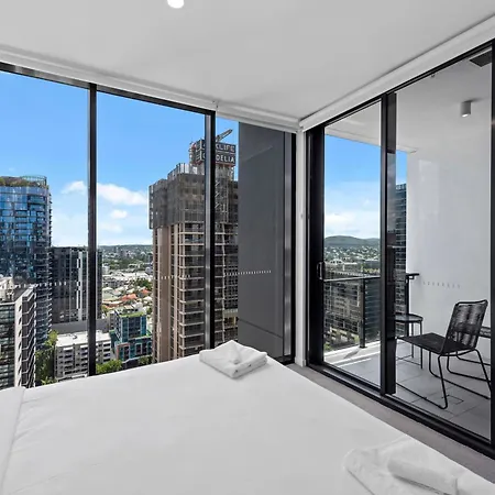 King Bed, Mountain Views & Southbank Location