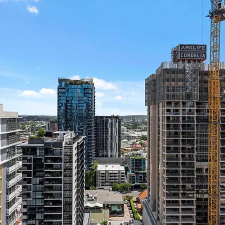 Apartment King Bed, Mountain Views & Southbank Location