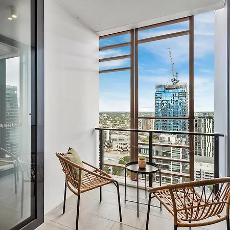 Sunset Views With Location, King Bed, Pool, Gym Apartment