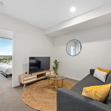 Apartment Sunset Views With Location, King Bed, Pool, Gym Brisbane