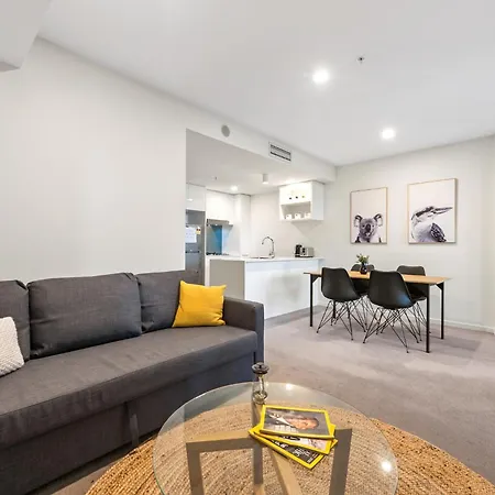 Sunset Views With Location, King Bed, Pool, Gym * Brisbane