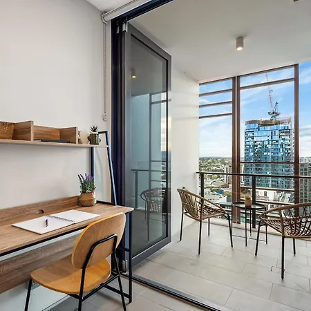 Sunset Views With Location, King Bed, Pool, Gym