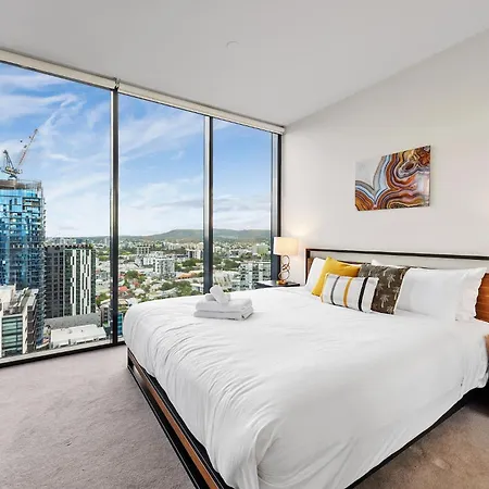 Sunset Views With Location, King Bed, Pool, Gym