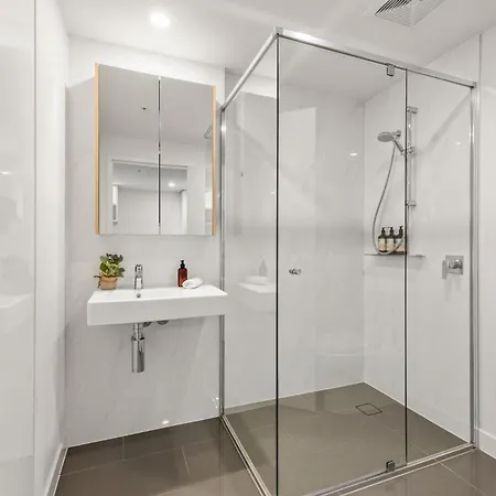 Bright & Modern With Views, King Bed, Park