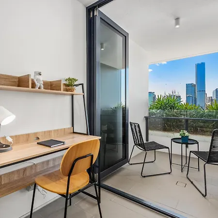 Bright & Modern With Views, King Bed, Park