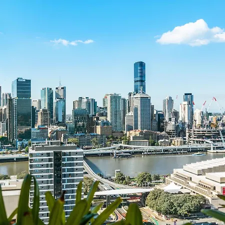Bright & Modern With Views, King Bed, Park Apartment