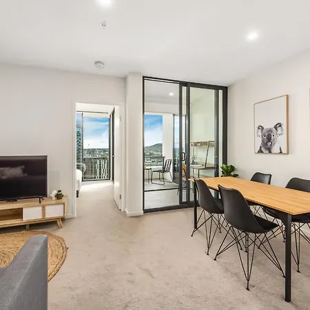 Mountain Views, King Bed, Pool, Gym & Car Park * Brisbane