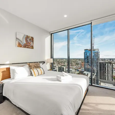 Apartment Mountain Views, King Bed, Pool, Gym & Car Park