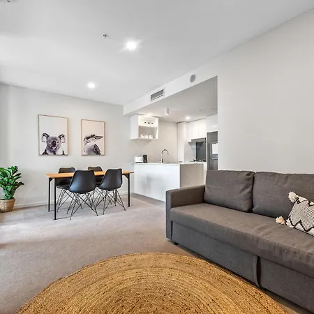 Apartment Mountain Views, King Bed, Pool, Gym & Car Park Brisbane