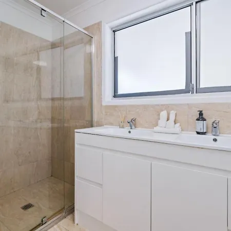 1mins To Pinelands Plaza 4br Chic Family Retreat