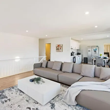 Holiday home 1mins To Pinelands Plaza 4br Chic Family Retreat Brisbane