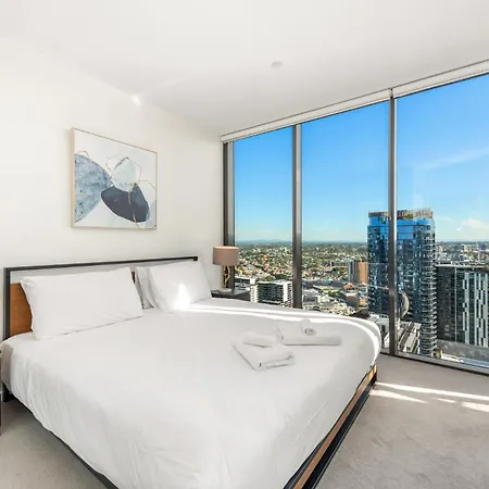 Breathtaking Views, King Bed, Pool & Location *