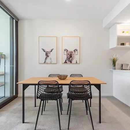 Breathtaking Views, King Bed, Pool & Location Brisbane