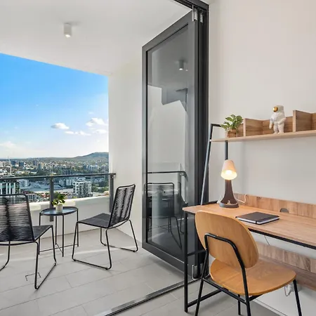 Breathtaking Views, King Bed, Pool & Location * Brisbane