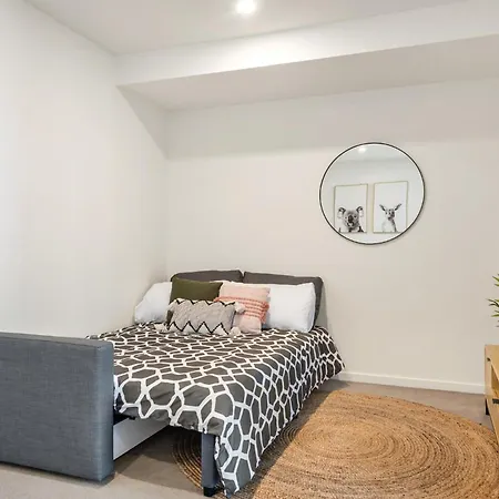 Apartment Floor With Gorgeous Views, King Bed, Pool & Gym *