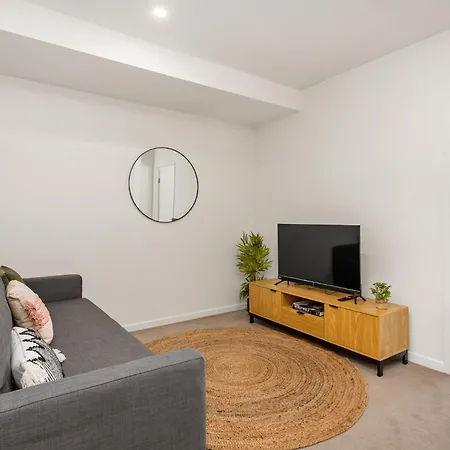 Floor With Gorgeous Views, King Bed, Pool & Gym