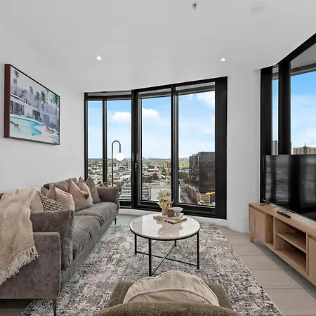 Stylish Valley Pad With Views, Huge Gym & Park *