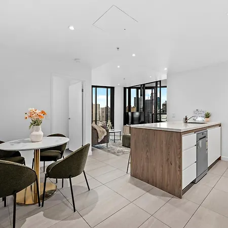 Stylish Valley Pad With Views, Huge Gym & Park Apartment *