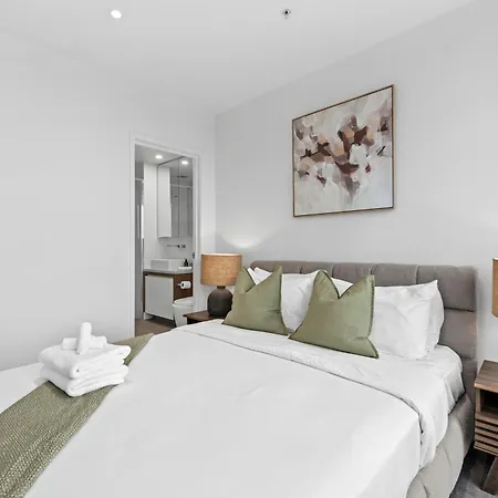 Apartment Stylish Valley Pad With Views, Huge Gym & Park *
