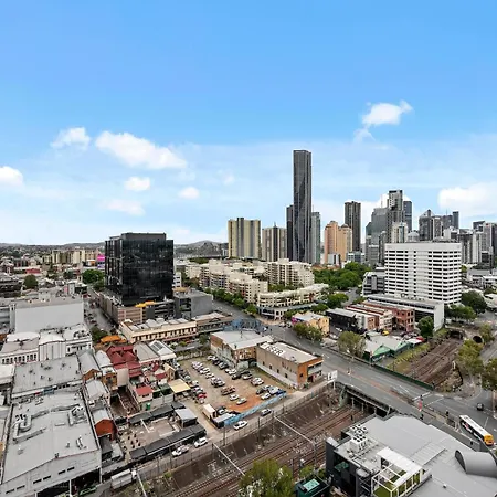 Stylish Valley Pad With Views, Huge Gym & Park Apartment Brisbane