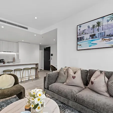Stylish Valley Pad With Views, Huge Gym & Park Brisbane
