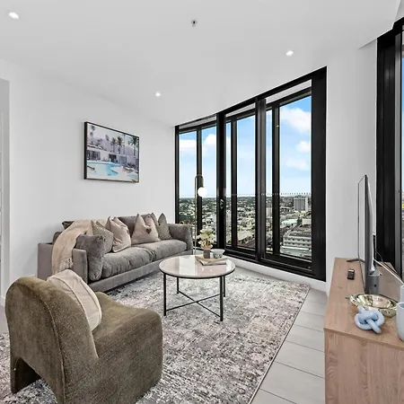 Stylish Valley Pad With Views, Huge Gym & Park *