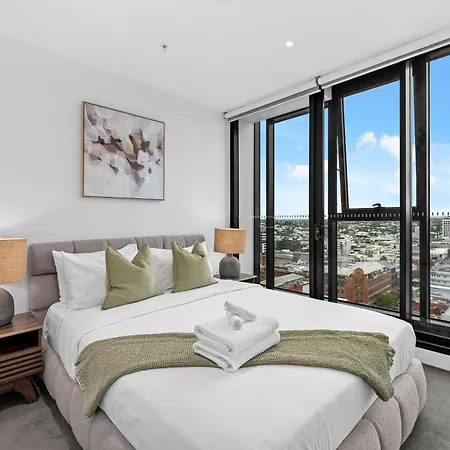Stylish Valley Pad With Views, Huge Gym & Park Brisbane