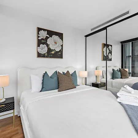 Stylish Valley Pad With Views, Huge Gym & Park