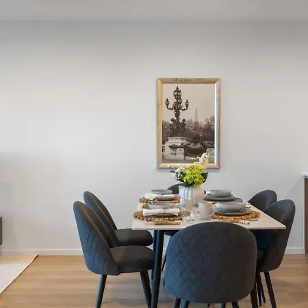 Skyline N Rooftop Pool 2br Modern Near Cbd Apartment