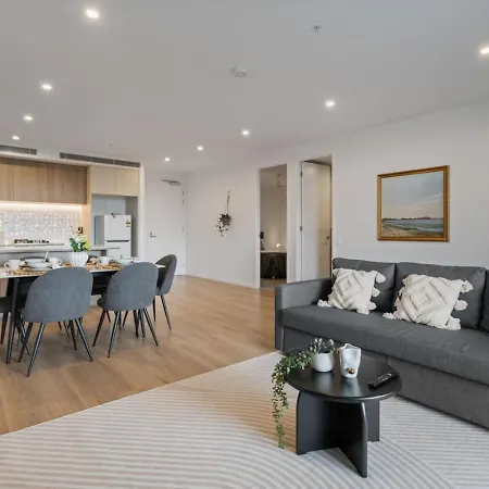 Skyline N Rooftop Pool 2br Modern Near Cbd Apartment