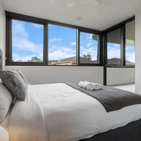 Skyline N Rooftop Pool 2br Modern Near Cbd Apartment