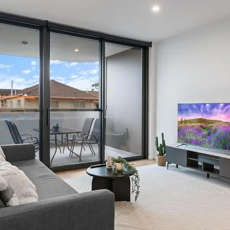 Skyline N Rooftop Pool 2br Modern Near Cbd Apartment