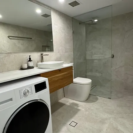 Cathedral Place Apartment *