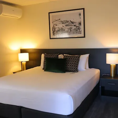 Quality Robertson Gardens Hotel 4*