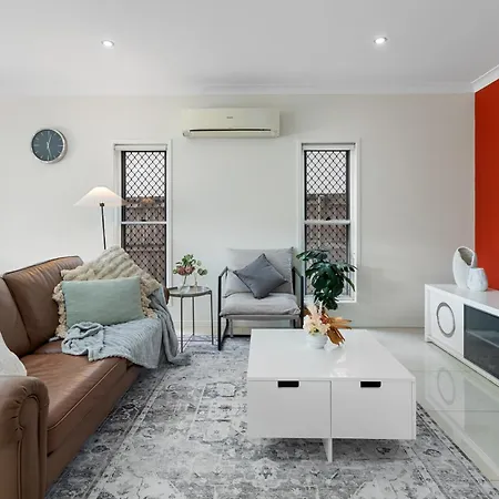 Holiday home 5br Family - Ev Car Point At Home, 2 Master - Near Sunnybank, Qeii, Qsac And Griffith Uni
