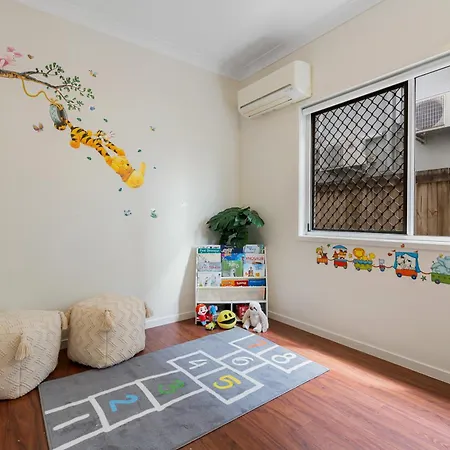 Holiday home 5br Family - Ev Car Point At Home, 2 Master - Near Sunnybank, Qeii, Qsac And Griffith Uni *