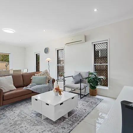 Holiday home 5br Family - Ev Car Point At Home, 2 Master - Near Sunnybank, Qeii, Qsac And Griffith Uni