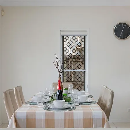 Holiday home 5br Family - Ev Car Point At Home, 2 Master - Near Sunnybank, Qeii, Qsac And Griffith Uni *
