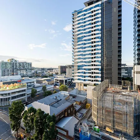 Modern Valley Pad With Rooftop Pool, Study & Parking Apartment *