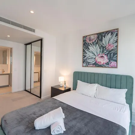 Modern Valley Pad With Rooftop Pool, Study & Parking Apartment Brisbane