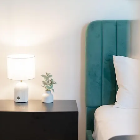 Apartment Modern Valley Pad With Rooftop Pool, Study & Parking