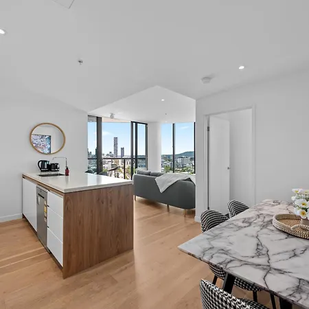 Modern 2br With Stunning Views, Infinity Pool & Gym Apartment *