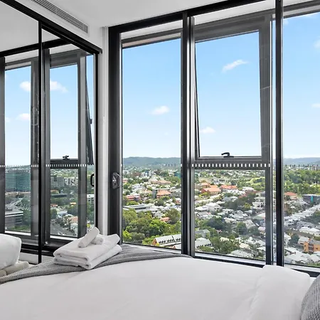 Modern 2br With Stunning Views, Infinity Pool & Gym * Brisbane