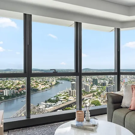 Stunning Sky With Endless Views, Pool & Parking Apartment